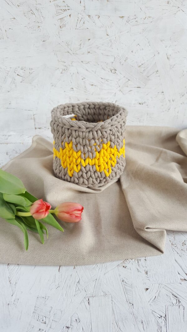 Koszyczek beżowo-żółty wykonany ręcznie ze sznurka